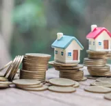 Huisjes op geldstapels