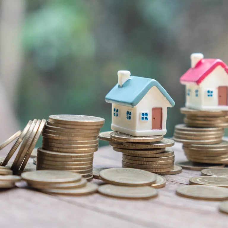 Huisjes op geldstapels