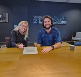 Niels en Malou tekenen voor hun nieuwe huis in Velserbroek