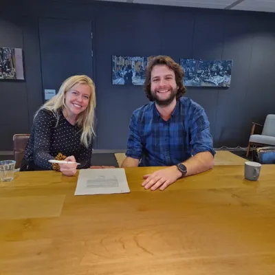 Niels en Malou tekenen voor hun nieuwe huis in Velserbroek