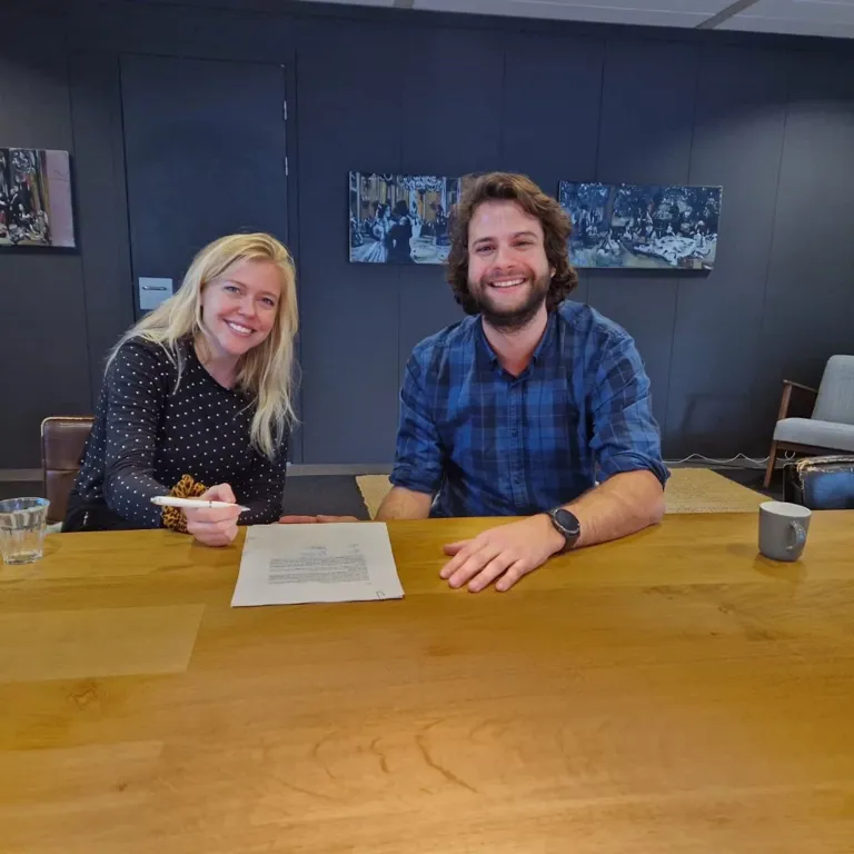 Niels en Malou tekenen voor hun nieuwe huis in Velserbroek