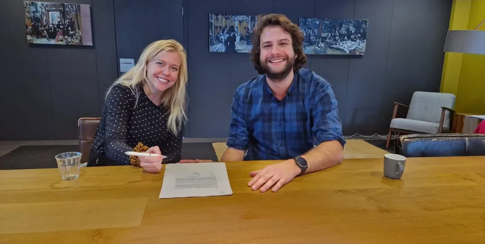 Niels en Malou tekenen voor hun nieuwe huis in Velserbroek