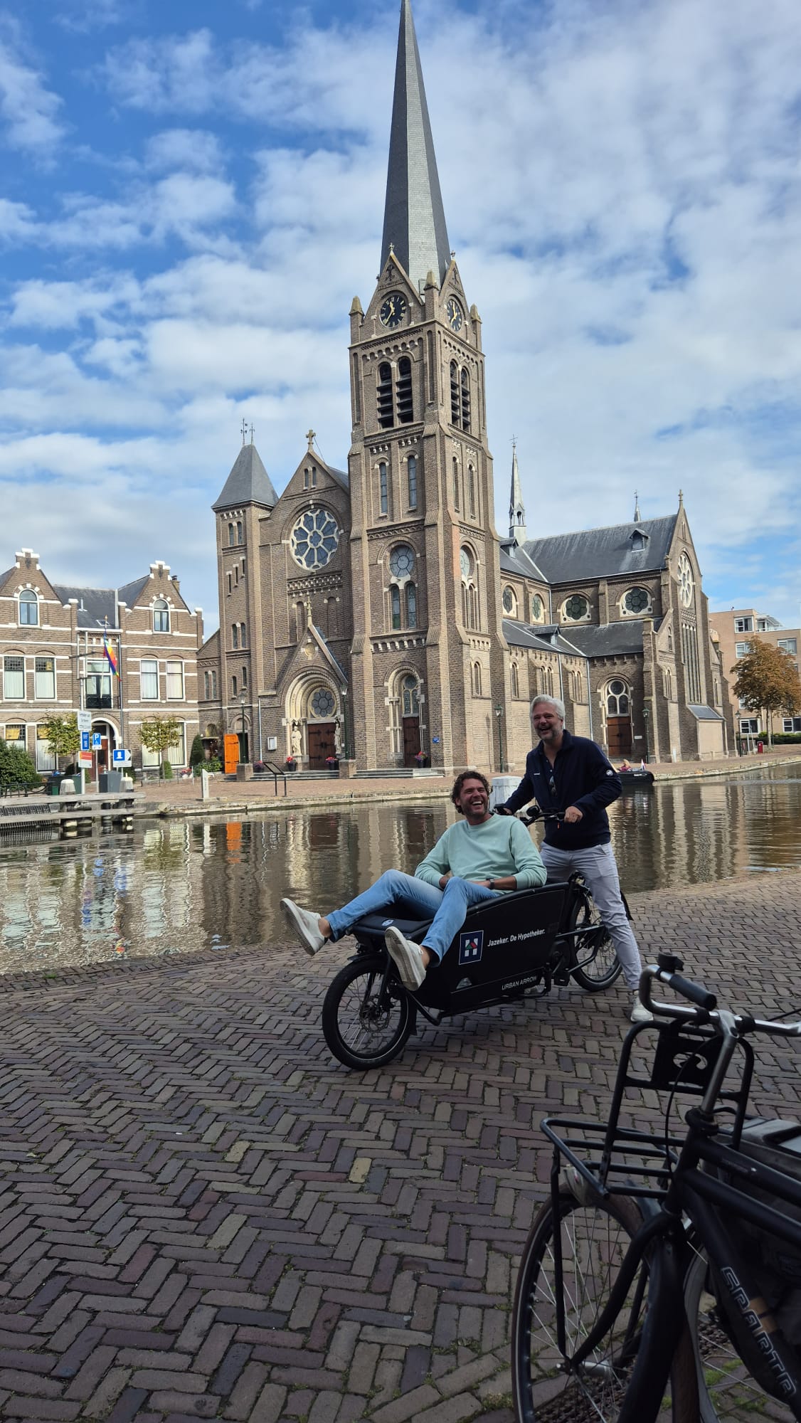 Hypotheekadfiets bij de kerk