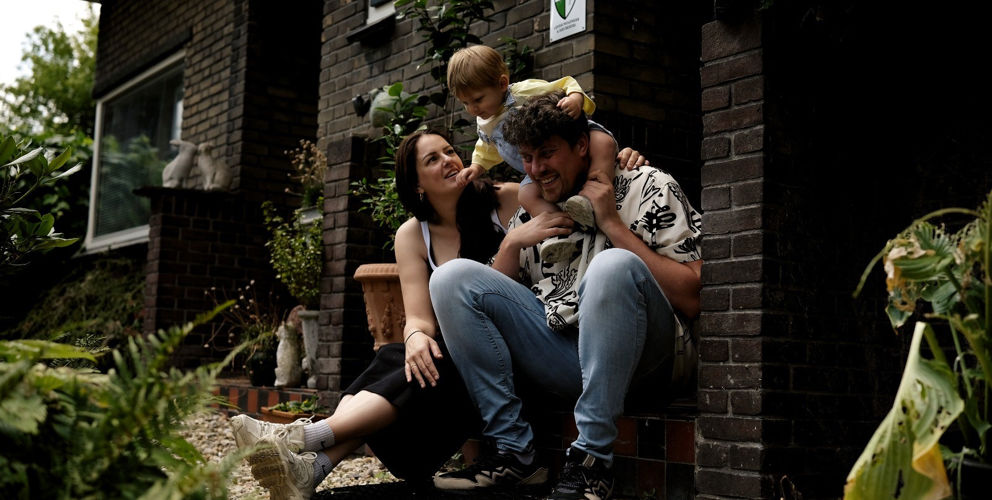 Larissa en Dies bij voordeur met zoon