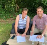 Marco en Sandra tekenen voor hun nieuwe huis