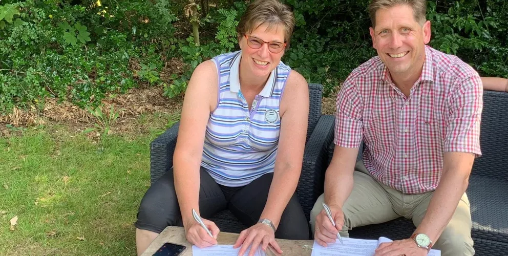 Marco en Sandra tekenen voor hun nieuwe huis