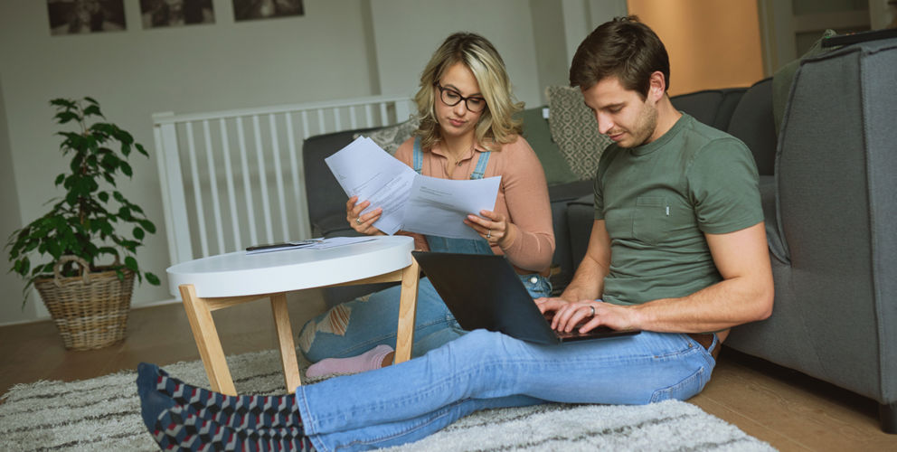 Stel leest documenten