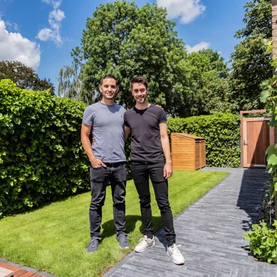Ingmar en Guy in hun nieuwe tuin
