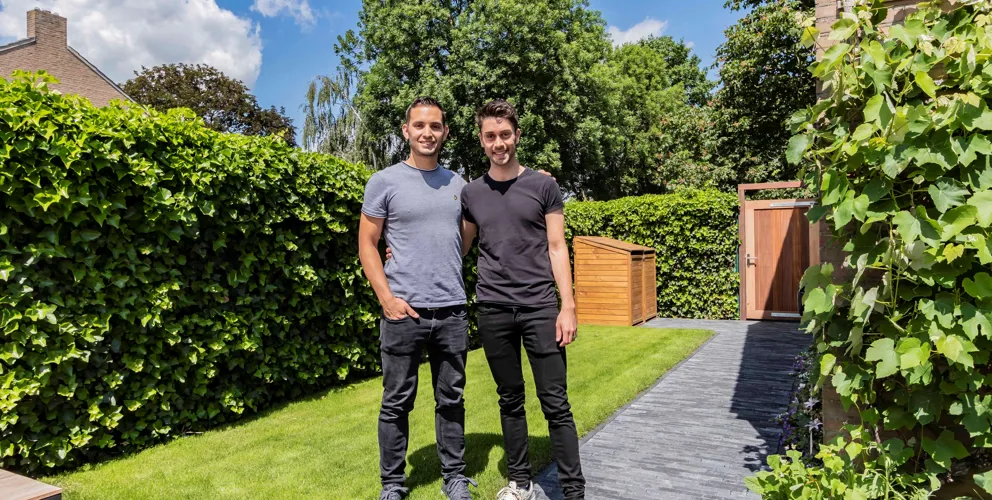 Ingmar en Guy in hun nieuwe tuin