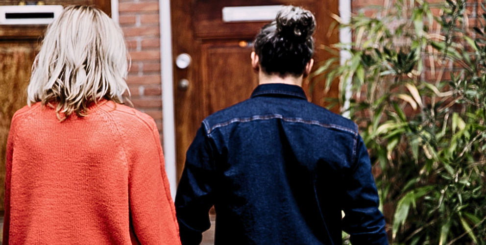Sanne en partner bij hun huis