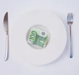 Geld eten bord en bestek