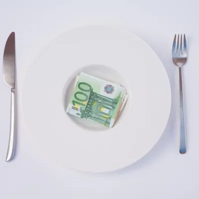 Geld eten bord en bestek