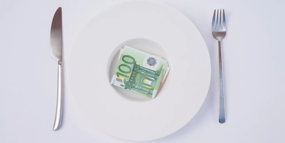 Geld eten bord en bestek