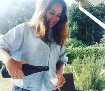 Eveline met champagne na de aankoop van een nieuw huis