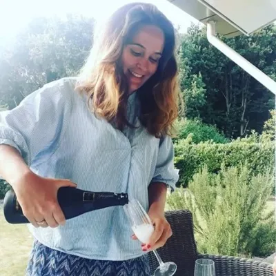 Eveline met champagne na de aankoop van een nieuw huis