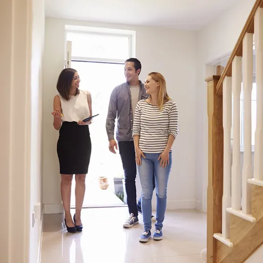 Makelaar bezichtiging in huis