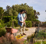 Man met dochter in tuin