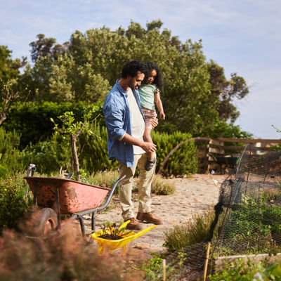 Man met dochter in tuin