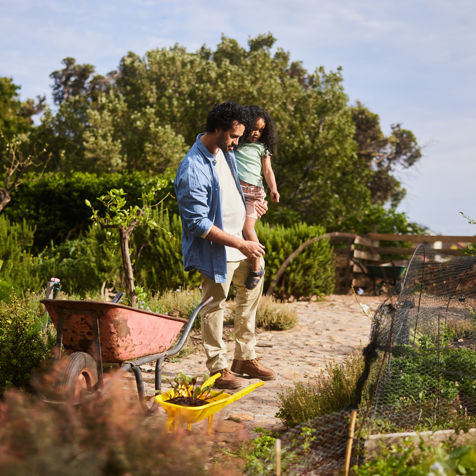 Man met dochter in tuin