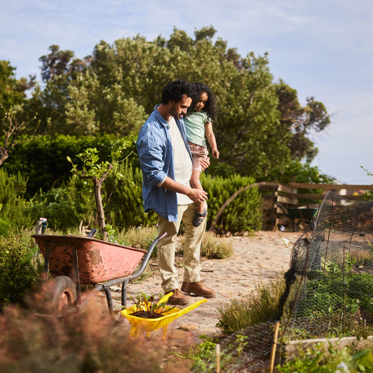Man met dochter in tuin