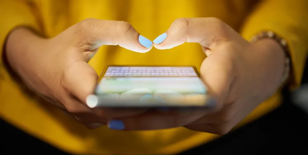 Handen met smartphone