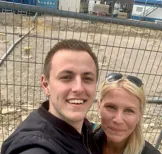 Niek en Monique voor de kavel waar hun huis op komt