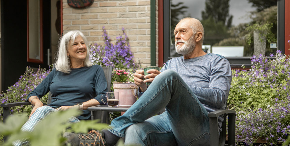 Senior Stel In Tuin