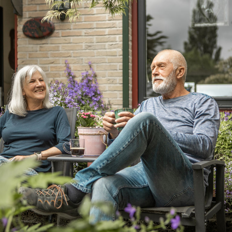 Senior Stel In Tuin