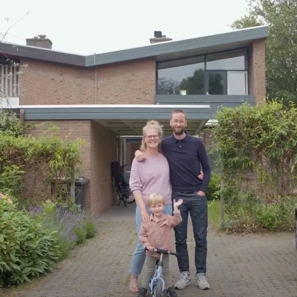 Sjoerd, Lotte & Mads in front of their new home