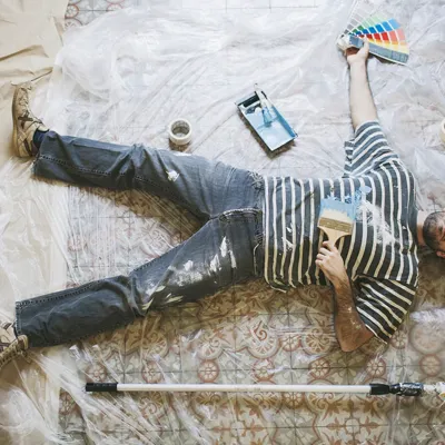 Man Uitgeput Na Klussen