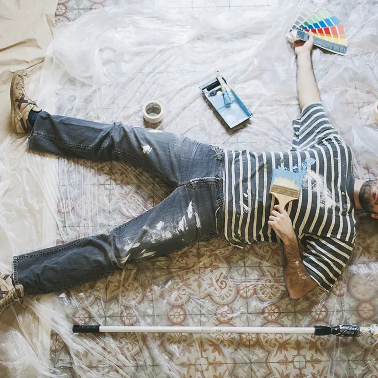 Man Uitgeput Na Klussen