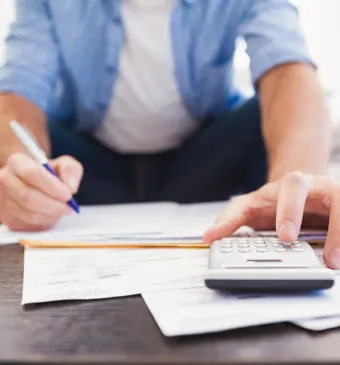 Man Met Rekenmachine