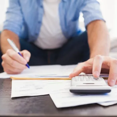 Man Met Rekenmachine