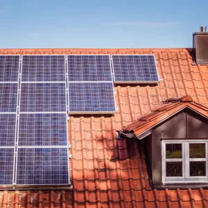 Dak met zonnepanelen