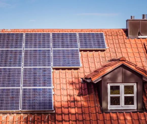 Dak met zonnepanelen