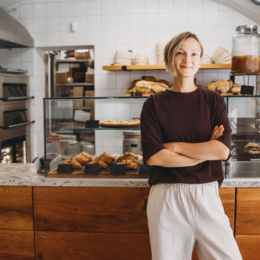 ondernemende vrouw in gele overalls