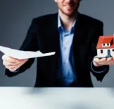 Hypotheekadviseur met papier en huisje