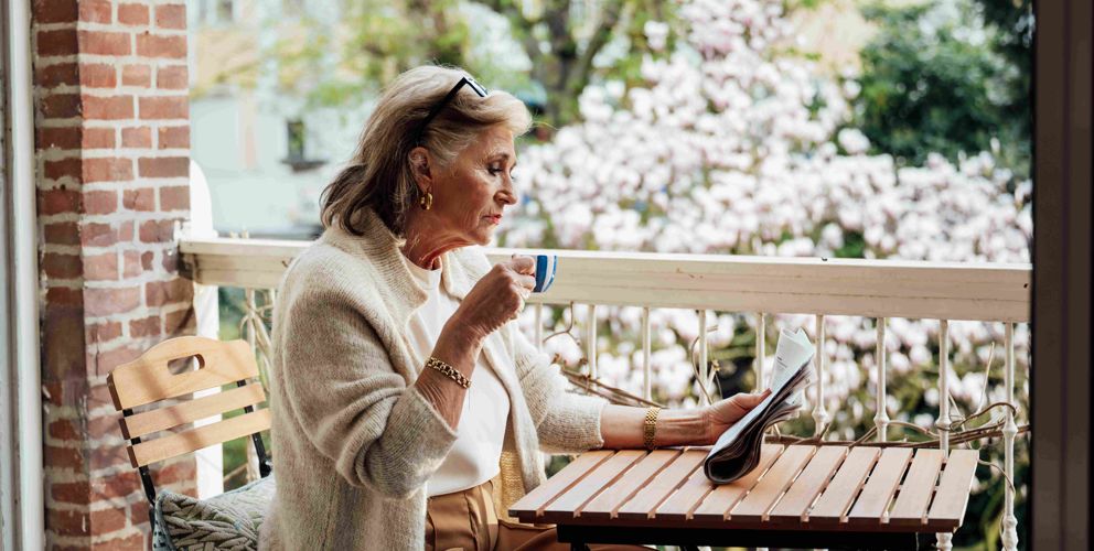 Vrouw leest het nieuws