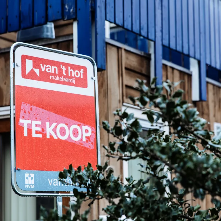 J8a2598 Social Media