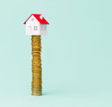 Huisje op stapel geld