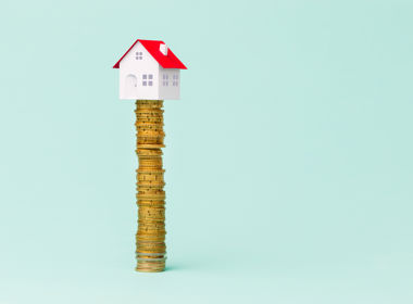 Huisje op stapel geld