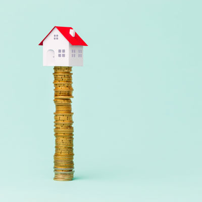 Huisje op stapel geld