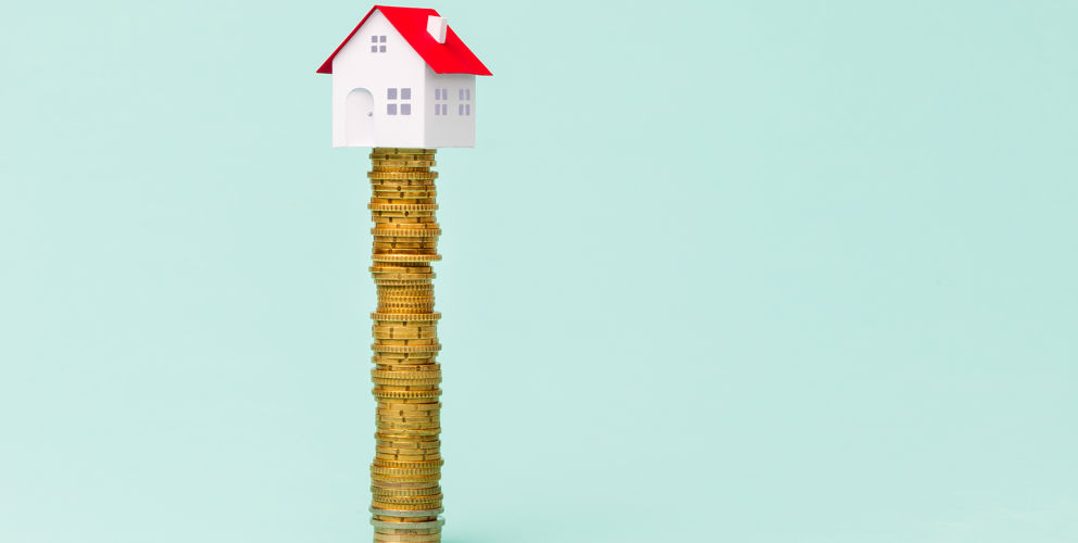 Huisje op stapel geld