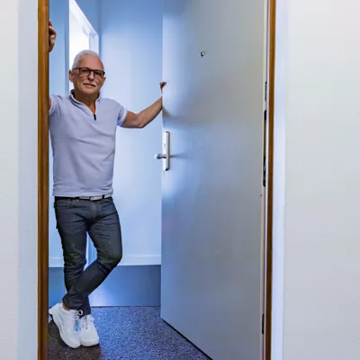 Ger Henstra in zijn nieuwe appartement
