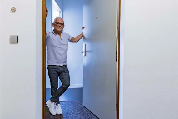 Ger Henstra in zijn nieuwe appartement