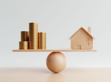 Huisje balanceert met geld