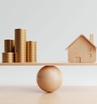 Huisje balanceert met geld