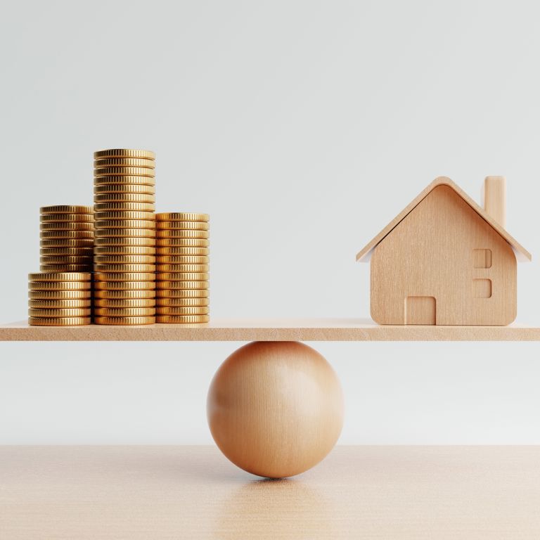 Huisje balanceert met geld