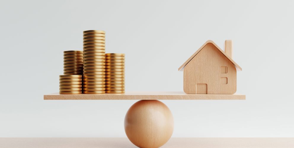 Huisje balanceert met geld